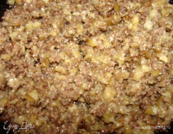 Мясной фарш смешать с баклажанами. Так он будет сочнее и нежнее!