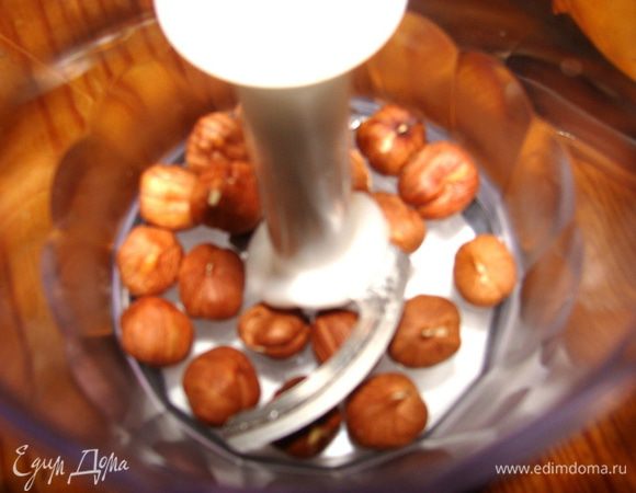 Фундук измельчить в длендере в муку.