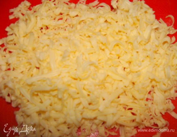 Сыр, любой твердый (без яркого вкуса, чтобы не перебивал "букет" начинки), у меня тильзитер сливочный, потереть на средней терке.