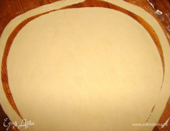 Небольшой кусочек теста оставить. Остальное тонко раскатать по размеру формы. Обрезать край 1.5 см. Эта ленточка из теста нам понадобится для формовки.