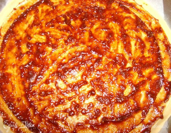 Основу помазать соусом вместе с получившимся бортиком. Край оставить чистым.