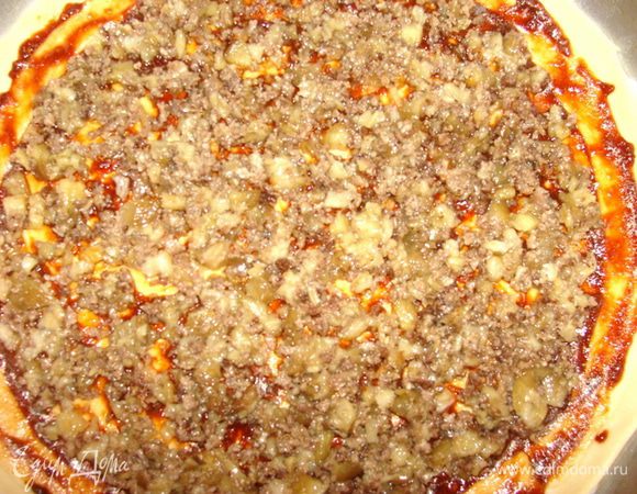 Сверху выложить тонким слоем фарш с баклажанами.