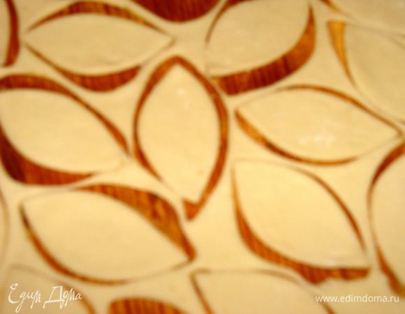 Оставшееся тесто тонко раскатать и нарезать, при помощи формочек, листочки, сердечки и цветочки для декора.