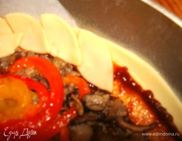 Выложить листочки по кругу так, чтобы они закрывали весь край.