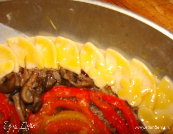 Обмазать лепесточки желтком, чтобы у них появился насыщенный цвет и блеск. Поставить пиццу в разогретую до 200* духовку на 20 минут, потом посыпать сыром,не очень обильно, начинка и так получится  сочная и безумно вкусная! Поставить в духовку еще на 10 минут. Можно использовать гриль, чтобы побыстрее растаял и запекся сыр. 