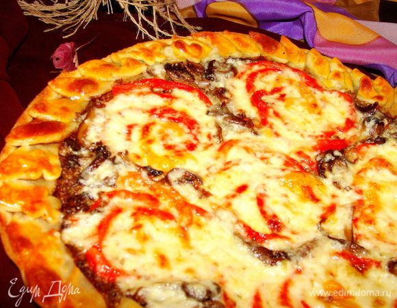 Пицца получается несусветно вкусная! Тесто тонюсенькое, листочки хрустят, а начинка сочная-сочная! Появление на столе этой пиццы будет весьма эффектно и впечатляюще!