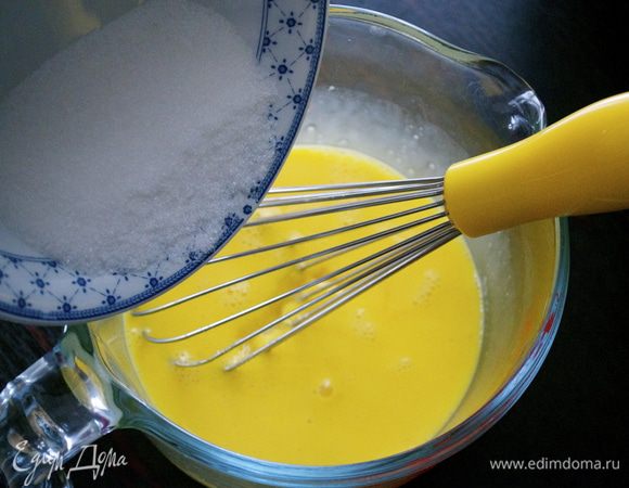 Сливочное масло заранее достать из холодильника, чтобы она стало мягким....
В слегка подогретом молоке (полстакана!) развести дрожжи с чайной ложкой солода (можно заменить на сахар). Отставить в сторону. Отдельно в миске смешать оставшееся молоко, яйца (1 целое и 4 желтка) и сахар. Размешать венчиком или вилкой. 
