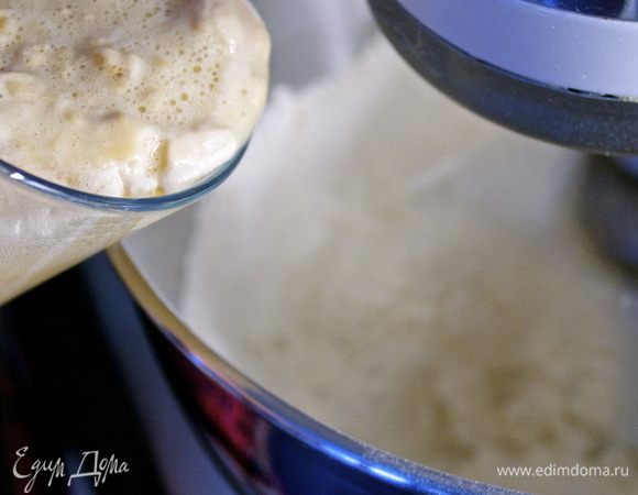 Включить миксер и добавить постепенно молоко с дрожжами...