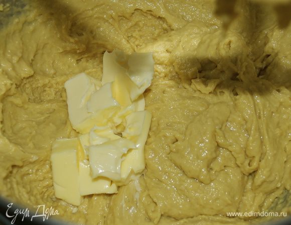 В два приема ввести размягченное сливочное масло кусочками... 