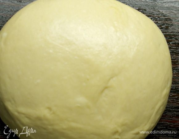Вымесить мягкое тесто, переложить в глубокую миску, накрыть пищевой пленкой и убрать в тихое укромное место на подъем примерно на 2 часа (тесто должно увеличиться втрое!). 