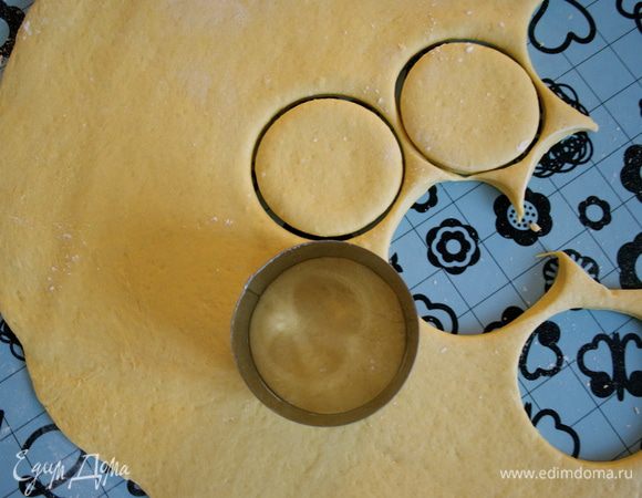 С помощью формочки (или стакана) вырезать из теста кружочки диаметром примерно 6 см. 