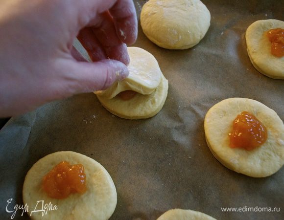 Другие кружочки смазать по краю яичным белком и накрыть ими половинки с начинкой. 