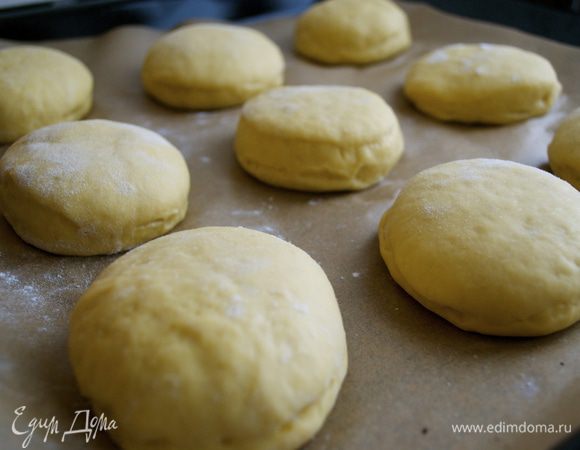 накрыть "булочки" чистым полотенцем и оставить в спокойном месте "отдохнуть" примерно на 1 час.