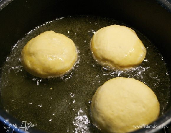 Масло поддерживать горячим на не очень сильном огне, иначе пончики будут подгорать. Обжаривать их по 2-3 штуки с двух сторон до золотистого цвета. 