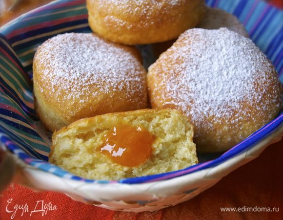 Готовые крапфен выкладывать на бумажное полотенце... А затем присыпать сахарной пудрой и подавать!!! С пылу, с жару, что называется!!! )))) Кстати, по просьбе мужа я все-таки сделала ему четыре штучки с заварным кремом..., но если честно, МНЕ больше понравилось с абрикосом! ;)) 