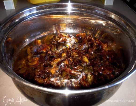 Финики отчищаем от косточек, режем. Добавляем соду и кипяток, накрываем крышкой.