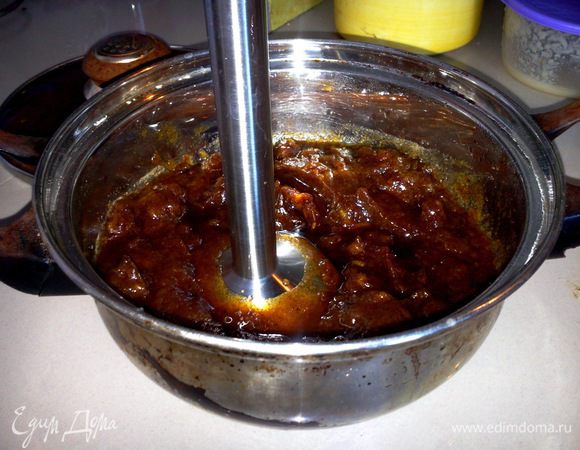 Примерно через полчаса финики набухнут. Берем блендер и намного измельчаем кашицу.