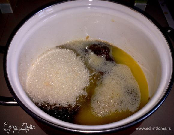 К финикам добавляем сахар (если вы не сладкоежка, количество сахара лучше уменьшить), соль, растопленное масло и слегка взбитое яйцо. Все хорошенько перемешиваем.