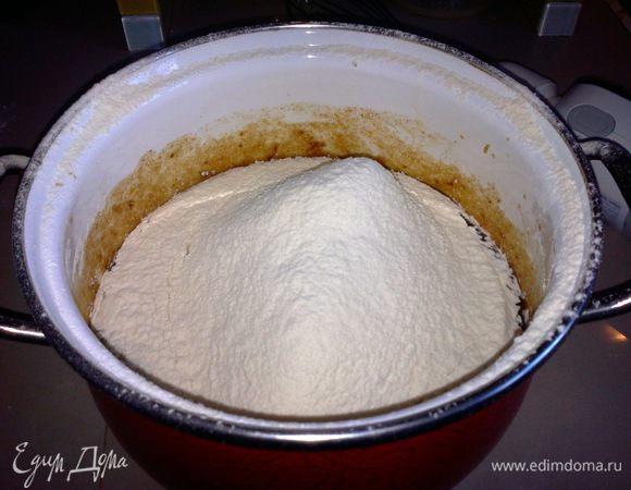 Добавляем просеянную муку и разрыхлитель (добавляйте постепенно, чтобы тесто мыло не слишком густое)