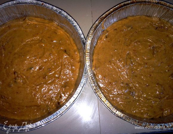 Разогреваем духовку до 180 градусов. Раскладываем тесто в две одинаковые формы (Моя была d=19см, думаю диаметр можно увеличить, т.к. тесто очень хорошо подымается). Ставим в духовку на 20-25 мин.