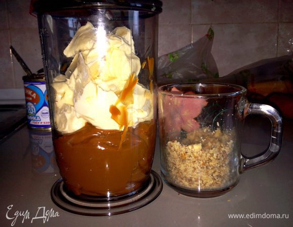 Закончив с приготовлением коржей, возьмемся за крем и измельчим орехи.