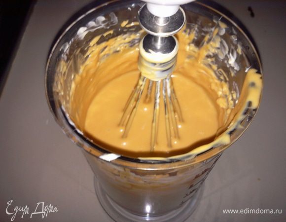 Для приготовления крема взобьем сгущенку с размягчённым маслом.