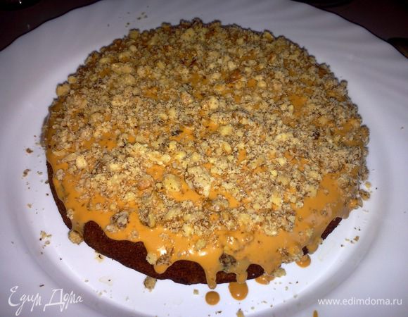 Как только коржи остынут, достанем их формы (при желание коржи можно разрезать еще на два, но тогда и количество крема следует увеличить вдвое). Один корж намажем кремом и обильно посыпим орехами.