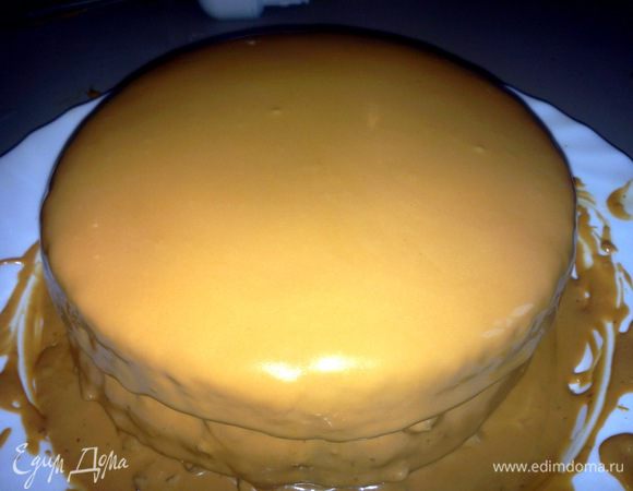 Второй корж тоже слегка смажем кремом и немного посыпим орехами. Соединим коржи, обильно обмажем кремом верх и бока. Поставим на время в холодильник.