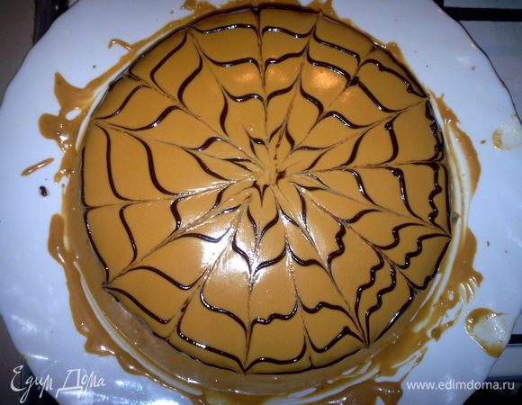 Возьмемся за приготовление глазури, для этого на водяной бане растопим шоколад с добавлением масла. Растопив, украсим торт узорами (для этого я использовала самодельный фунтик). Как только закончим с оформлением. Ставим торт в холодильник на пару часов.