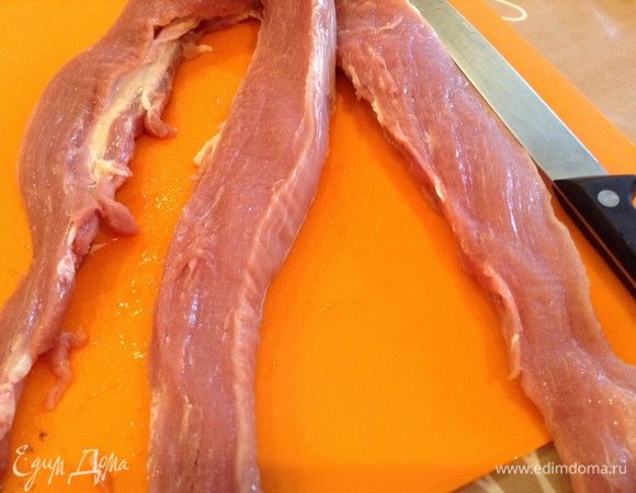 Разрезать мясо на три полоски не дорезая до самого конца.