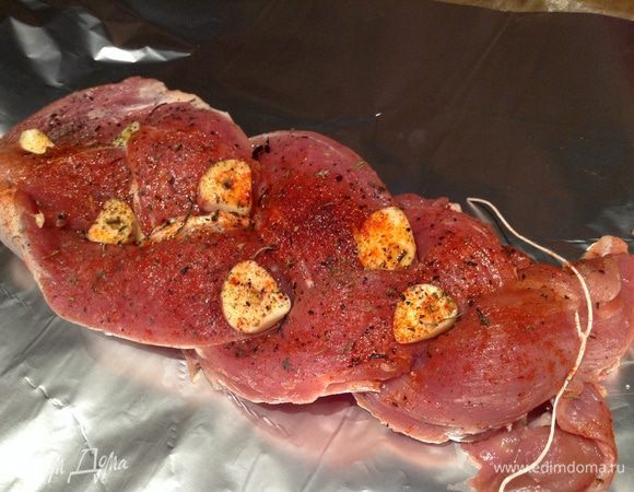 Добавить парику, базилик, чеснок, соль и оставить на час.