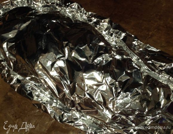 Через час закрыть фольгой и отправить в духовку на 50 минут про 200 градусах.