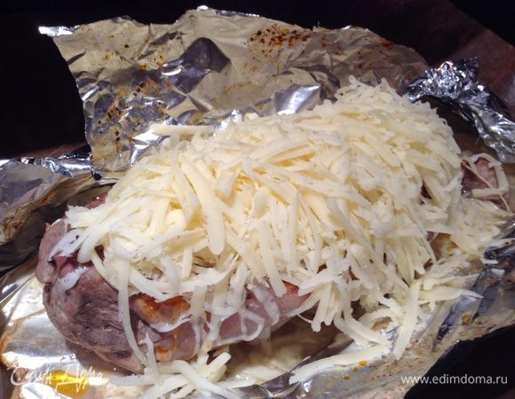 Открыть верхний слой фольги посыпать сыром и запекать до золотистой корочки.