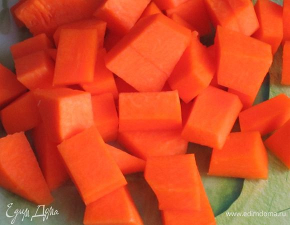 Тыкву нарезать кубиками.