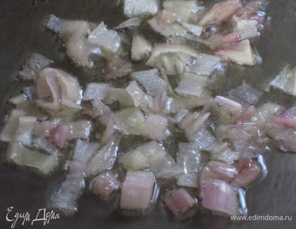 Лук мелко нарезать. В сковороде разогреть оливковое масло и обжарить лук  на слабом огне до прозрачности.