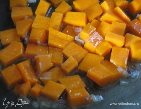 Добавить тыквy и готовить 3-4 минуты.