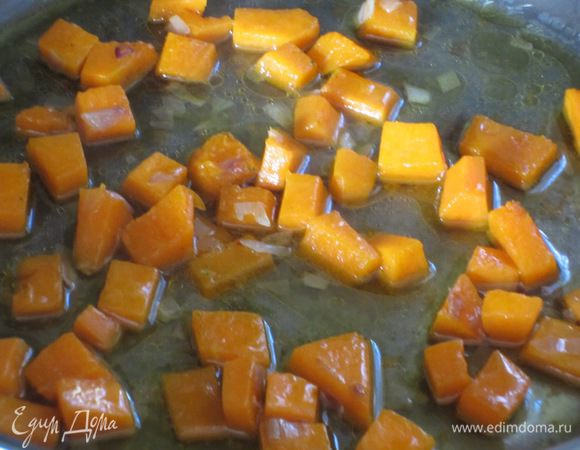 Посолить, поперчить, влить овощной бульон, накрыть крышкой и тушить 10-12 минут.