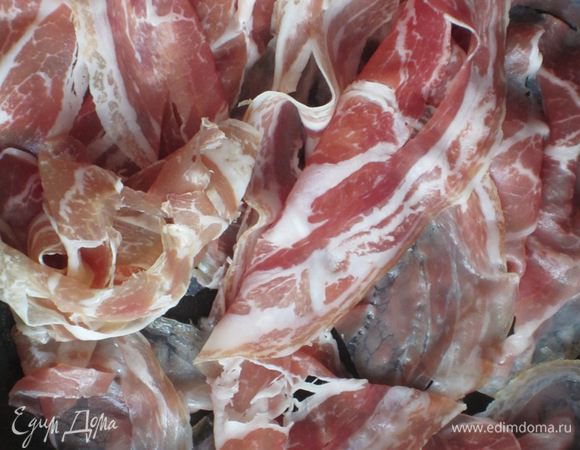 Бекон обжарить до золотистого цвета на сухой сковороде с антипригарным покрытием.