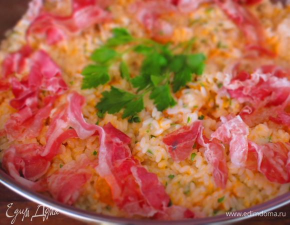 Отварить рис согласно инструкции на упаковке и выложить в сковороду с тыквой. Добавить пармезан, петрушку, хорошо перемешать. Сверху выложить бекон и подавать. Приятного аппетита:)