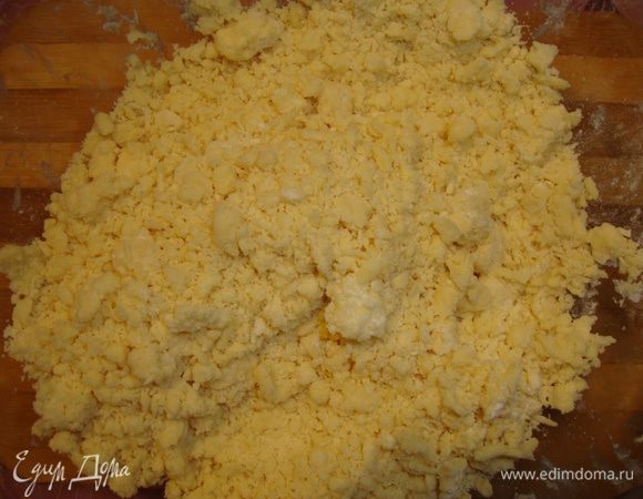 Масло порубить ножом в муку или протереть через тёрку и хорошо размять до рассыпчатости. При смешивании поднимать крошки, чтобы попадал воздух.