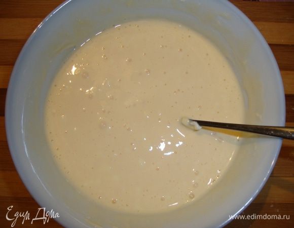 Отдельно сметану, желтки, соль и соду хорошо смешать.