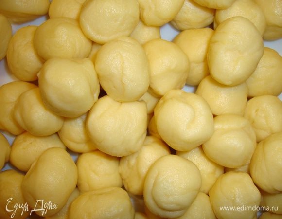 Влить сметанную массу в муку с маслом. Замесить тесто. Оно получается мягкое, довольно приятное в работе. Если сильно липнет к рукам можно не много присыпать мукой. Из полученного теста скатать шарики диаметром около 2 см. Убрать в холодильник на 1,5-2 часа.