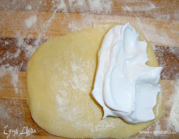 Раскатать каждый шарик в круг и положить на одну сторону 1ч.л. белковой массы.