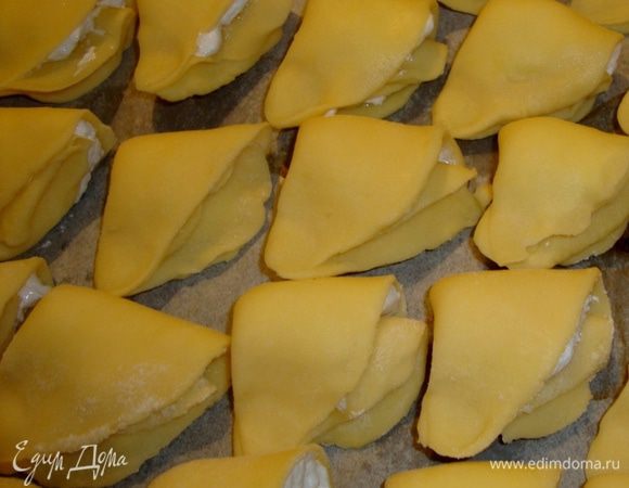 Второй стороной просто накрыть,свернуть и сцепить с одной стороны. Духовку нужно заранее разогреть до 180-190 градусов. Выпекать 15-20 минут (в зависимости от духовки) до слегка румяного цвета. Остудить и посыпать сахарной пудрой. 