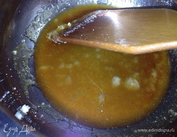 Тем временем займемся карамелью! Сахар растворить в ковшике и нагреть, пока он не приобретёт золотисто-карамельный цвет. Добавьте сливочное масло.