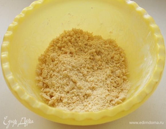 Муку просеять, добавить холодное сливочное масло, растереть в крошку руками.