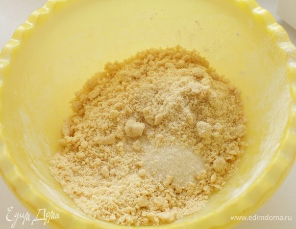 Добавить сахар, соль и миндальную муку и еще раз измельчить.