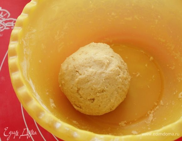 Добавить яйцо и быстро скатать тесто в шар.