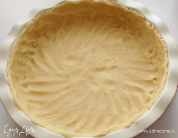 Выложить тесто в в форму и распределить руками, затем убрать в холод на 1 час.