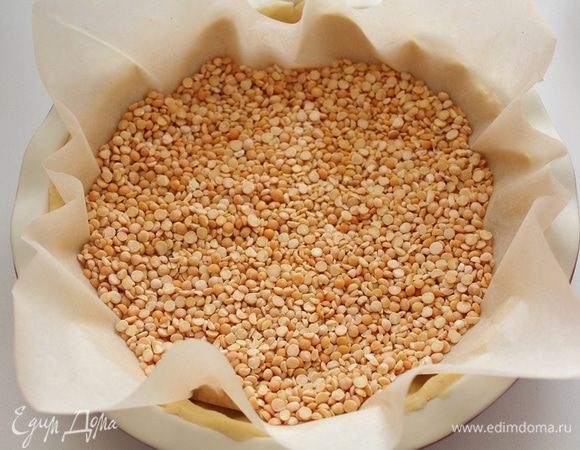 Через час поставить форму в печь, поместив на бумагу для выпечки горох (фасоль и т.д), выпекать 5 мин с грузом и 5 мин без груза.